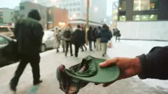 Persona pidiendo dinero en Canadá.