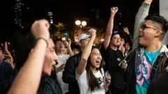 Hong Kong'daki göstericilerin seçim sonuçlarına yönelik yaşadığı sevinç anlarından bir kare