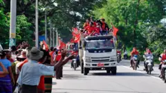 အမျိုးသားဒီမိုကရေစီအဖွဲ့ချုပ်ထောက်ခံသူတွေ နေပြည်တော်မှာလှည့်လည်စဥ်