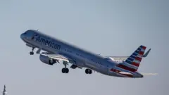 Un avión de American Airlines en el cielo
