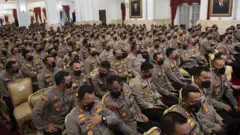 Para pejabat Kepolisian Negara Republik Indonesia (Polri) menunggu kedatangan Presiden Joko Widodo di Istana Negara, Jakarta, Jumat (14/10/2022).