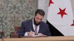رئيس المرحلة الانتقالية في سوريا، أحمد الشرع، يوقع على مسوّدة الإعلان الدستوري السوري.