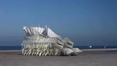 Skulpture koje 'hodaju' pomoću vetra - 'zveri sa plaže' tumaraju obalama Holandije