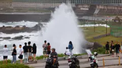 台灣基隆某處海邊民眾聚集觀看巨浪撲岸（10/7/2026）