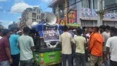 कप्तानगन्जको घटनामा ज्यान गुमाएका व्यक्तिको तस्बिरसहित विराटनगरमा जुलुस निकाल्दै स्थानीय युवाहरू