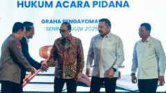 Menteri Hukum Supratman Andi Agtas (kedua kiri) berbincang bersama Kapolri Jenderal Pol Listyo Sigit Prabowo (kiri), Ketua Mahkamah Agung Sunarto (tengah), Kepala Kejaksaan Agung ST Burhanuddin (kedua kanan), dan Wamen Sekretaris Negara Bambang Eko Suhariyanto (kanan) usai penandatanganan dokumen naskah Daftar Inventarisasi Masalah (DIM) di Graha Pengayoman Kementerian Hukum, Jakarta, Senin (23/06). 