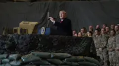 ډونلډ ټرمپ د خپلې لومړۍ دورې پر مهال د بګرام په پوځي اډه کې امریکایي سرتیرو ته وینا کوي