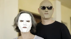 마리아와 아서가 정체를 숨기고자 종이 마스크를 쓴 모습