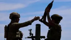 Des soldats chargent un mortier