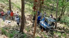 भीरबाट खसालिएको टेम्पो वरपर भेला भएका मानिसहरू