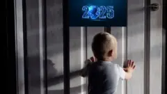 منظر خلفي لطفل بعمر أقل من سنة تقريبا يخطو عتبة الباب معلق عليه تاريخ ٢٠٢٥ ويدفعه بيديه دالفا من العتمة إلى مصدر النور