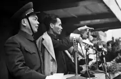 Đại tướng Võ Nguyên Giáp (bìa trái) và Phó Thủ tướng Phạm Văn Đồng tại Hà Nội vào đầu năm 1955