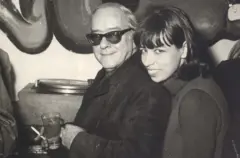 Vinicius e Nara abraçados, sorrindo para foto