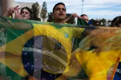Brasileiros com bandeira e camisa da seleção em Portugal