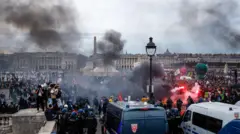 Protesto reúne multidão na Place de la Concorde, em Paris