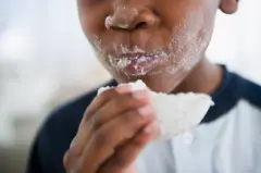 Enfant qui mange