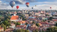 Imagem mostra balões na Lituânia