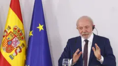 O presidente brasileiro Luiz Inácio Lula da Silva concede entrevista coletiva durante a Cúpula Espanha-Brasil em Barcelona, ​​na Espanha, em 17 de abril de 2026.
