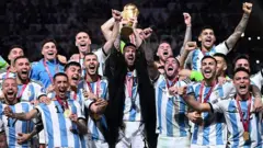 Jugadores de la selección argentina festejan con la copa del mundo FIFA tras salir campeones en Qatar.