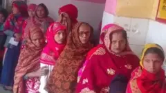 ਐਂਟੀ-ਰੇਬੀਜ਼ ਦਾ ਟੀਕਾ ਲਗਵਾਉਣ ਲਈ ਕਤਾਰ ਵਿੱਚ ਖੜ੍ਹੀਆਂ ਔਰਤਾਂ।