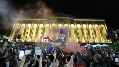 Протестувальники перед будівлею парламенту