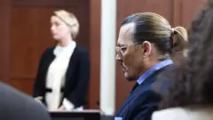 Amber Heard (solda) ve Johnny Depp