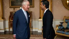 الملك تشارلز الثالث يرحب بريشي سوناك خلال استقباله له في قصر باكنغهام في لندن حيث دعا زعيم حزب المحافظين الذي تم اختياره ليصبح رئيساً للوزراء ويشكل حكومة جديدة