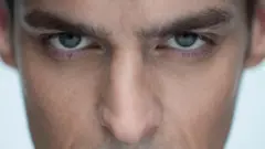 رجل يحدق باهتمام في الكاميرا