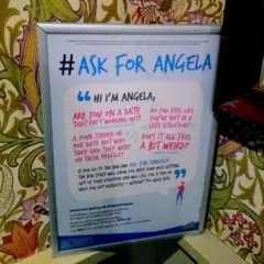 cartaz em banheiro feminino em Londres diz que as mulheres que se sentirem desconfortáveis e sem segurança em alguma situação podem perguntar por ´Angela´ aos funcionários – um código para indicar que elas precisam de ajuda, sem alardes, da equipe local.