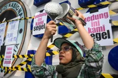 Warga yang tergabung dalam aliansi MBG Watch membawa peralatan dapur saat aksi unjuk rasa di depan kantor Badan Gizi Nasional (BGN), Jakarta Pusat, Rabu (10/6/2026). Aksi tersebut menuntut perbaikan tata kelola Program Makan Bergizi Gratis (MBG) setelah mantan Kepala BGN Dadan Hindayana bersama dua mantan Wakil Kepala BGN Sony Sonjaya dan Lodewyk Pusung ditetapkan sebagai tersangka dalam kasus dugaan korupsi oleh Kejaksaan Agung.