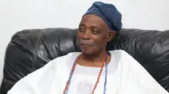 Olubadan ti ilẹ Ibadan, Ọba Rashidi Ladoja, wọ agbada funfun pẹlu ilẹkẹ oye lọrun ati fila lori