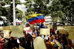 Venezuelanos que apoiam Maduro organizaram protestos no país contra ameaças de Trump