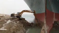 Kafewar jirgin ta hana ɗaruruwan jiragen ruwa da ke ɗauke da kaya na biliyoyin dala wucewa na tsawon kwanaki.