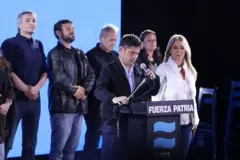 Axel Kicillof, governador da província de Buenos Aires, em frente a um pódio com a inscrição "Fuerza Patria", cercado por outros líderes da oposição.