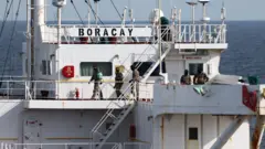 Французские солдаты в балаклавах на нефтяном танкере «Boracay».