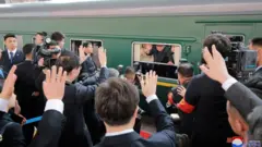 중국 비공식 방문 중 기차에서 손을 흔드는 김정은 위원장. 이 사진은 2018년 3월 28일 조선중앙통신을 통해 공개됐다