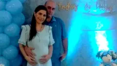 Michelle e o marido, durante o chá de bebê do filho