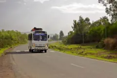 እየተጓዘ ያለ የሕዝብ ማመላለሻ ተሽከርካሪ