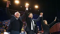 El alcalde de Nueva York, Zohran Mamdani, el senador Bernie Sanders y la representante Alexandria Ocasio-Cortez el 26 de octubre de 2025 en Nueva York.
