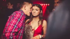 mim, internet mim, devojka i mladić u klubu, mladić dosađuje devojci u klubu, mladić priča devojci u noćnom klubu, muvanje