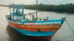 তাদের মাছ ধরার ট্রলারটি এখন পুলিশের হেফাজতে রয়েছে