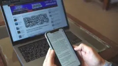 একজন মেসেজ পরীক্ষা করে দেখছেন।