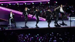 K-pop erkek grubu BTS, 21 Mart 2026'da Seul'deki Gwanghwamun Meydanı'nda verdikleri konserde performans sergiliyor.