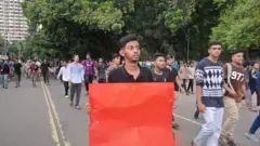 ঢাকা বিশ্ববিদ্যালয়ে সমবেত হচ্ছে আন্দোলনকারী শিক্ষার্থীরা