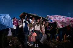 နိုဝင်ဘာ ၁ ရက်ည ရှမ်းပြည်နယ် တောင်ကြီးမြို့က အဝေရာ မီးပုံးပျံကွင်းမှာ တန်ဆောင်တိုင် မီးပုံးပြိုင်ပွဲ ပြုလုပ်ချိန် ရုတ်တရက် မိုးရွာလို့ အခင်းအကာတွေကို ခေါင်းပေါ် တင်ပြီး မိုးခိုကြရသူတွေ 