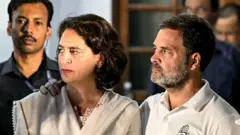 राहुल गांधी के साथ प्रियंका गांधी 