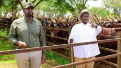 Jenerali Muhoozi Kainerugaba na se Perezida Yoweru Museveni ku ifoto Muhoozi yatangaje umwaka ushize