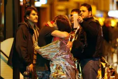 Personas en la noche de Bataclan
