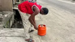 Man bend down wit im 6kg gas cylinder