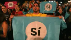 Manifestantes con banderas del Sí por la independencia de Cataluña.